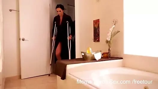 Yaşlı Olgun Komşum Amcığımın Daha Çok Taze Olduğunu Söyleyip Bana Seks Konusunda Bildiklerinden Öğretiyor